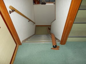 鉄骨の階段へ曲線型階段昇降機を設置（岐阜県高山市）