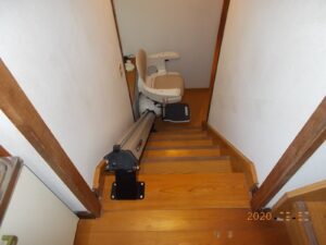 乗り場が狭くても大丈夫。屋内直線型階段昇降機の設置事例（岐阜県土岐市）